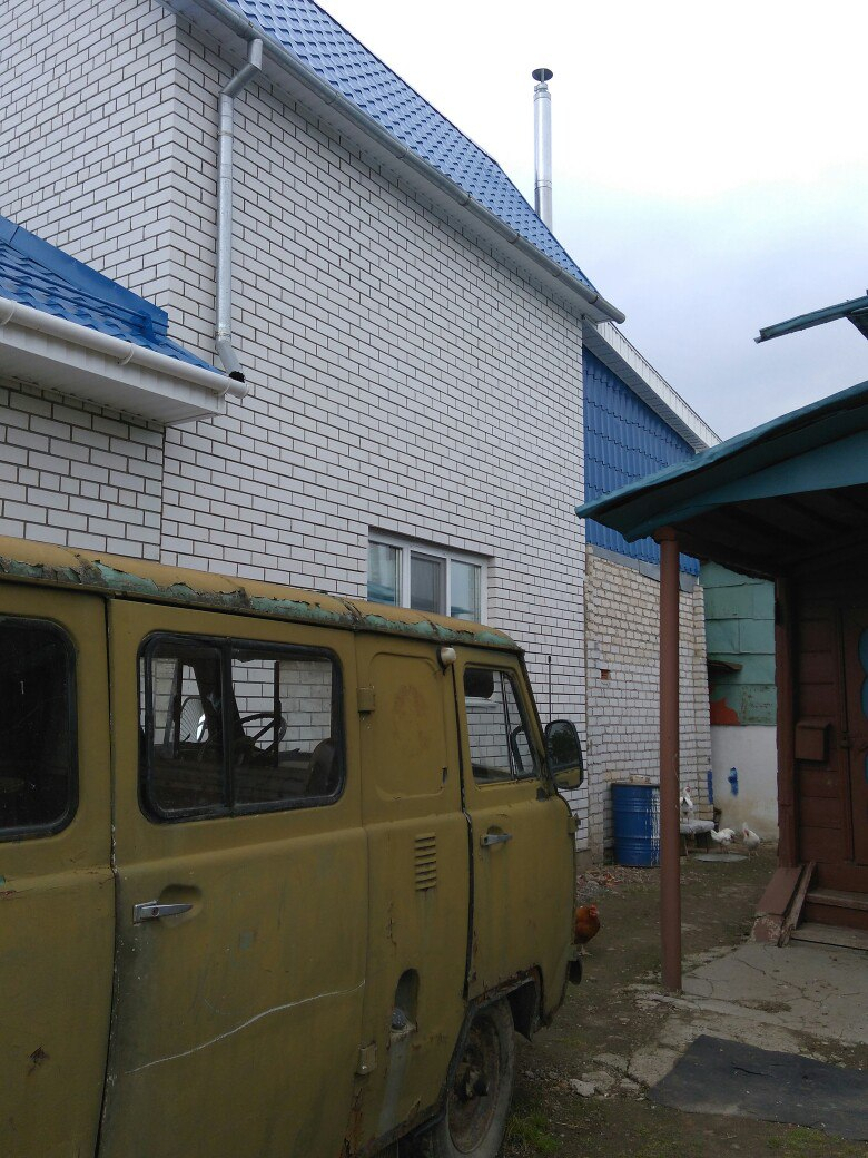Война по-нижегородски: учительница трехэтажной стеной перекрыла вход в дом соседа